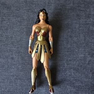 DC Comics Wonder Woman Action Figure 1999 Gold Armor Skirt Vintage Collectible